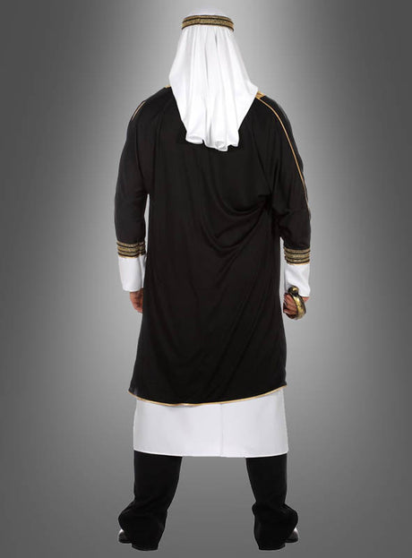 Eine Person in traditioneller schwarz-weißer Kleidung aus dem Nahen Osten, die eine Scheich-Kopfbedeckung im orientalischen Stil trägt, wird von hinten vor einem grauen Hintergrund mit Farbverlauf fotografiert.