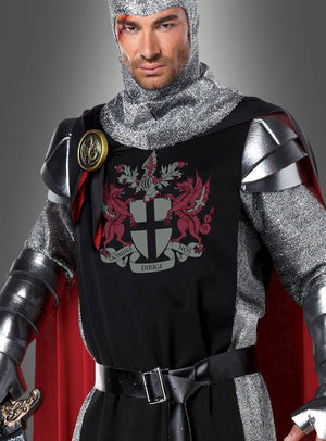 Ein Mann in einem mittelalterlichen Ritterkostüm, bestehend aus einer silbernen Ritterrüstung, einer Kettenhaube und einer schwarzen Tunika, die mit einem rot-weißen Wappen verziert ist, auf dem zwei rote Drachen und ein lateinisches Motto zu sehen sind – eine beeindruckende Aufmachung für jeden angehenden Helden.