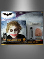 Hier ist eine überarbeitete Version unter Verwendung der von Ihnen bereitgestellten Produktdaten: Das „Deluxe Joker Make-up-Set mit Perücke“ eignet sich ideal für jedes Joker-Kostüm und enthält eine Perücke, Gesichtskleber, einen Make-up-Stift und eine Gesichtsmaske – alles inspiriert vom legendären Joker aus „Batman – The Dark Knight“. Auf der Verpackung ist ein Model mit dem kompletten Joker-Make-up-Look abgebildet.