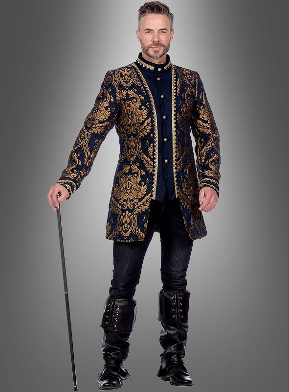Ein Mann trägt eine „Deluxe Barock-Brokatjacke für Herren“ in Dunkelblau und Gold, die als Barockkostüm gestylt ist, dazu schwarze Hosen und hohe schwarze Stiefel; er steht vor einem grauen Hintergrund mit Farbverlauf und hält einen Spazierstock in der Hand.