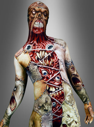 In dem „Morphsuit Facelift Monster“ verwandelt sich diese Person in eine unheimliche Gestalt: Mit Körperbemalung, die zusammengenähte monströse Gesichter, entblößte Zähne, wilde Augen und rohes Fleisch darstellt – direkt aus einer Horror-Kollektion –, steht sie vor einem grauen Hintergrund mit Farbverlauf.