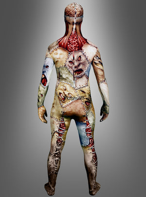 Eine Person steht mit dem Rücken zur Kamera, ihr Körper ist im Stil eines „Morphsuit Facelift Monster“ bemalt, sodass er wie zusammengenähte Monsterhaut mit mehreren Gesichtern, Muskeln und Texturen aussieht, vor einem neutralen Hintergrund mit Farbverlauf – perfekt für jeden Fan der „Morphsuit Facelift Monster“-Kollektion.