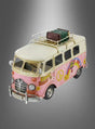 Ein Modell der „Hippie-Bus Blechauto 70er-Party-Deko“, bestehend aus einem Oldtimer-Van in Rosa und Creme, verziert mit Peace-Symbolen, Blumenmotiven und Gepäck auf dem Dach, das an einen klassischen Hippie-Bus erinnert, vor einem grauen Hintergrund mit Farbverlauf.