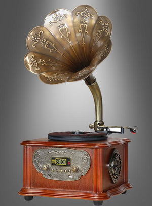 Ein Grammophon im Vintage-Stil (57 cm) mit Bluetooth, USB, Radio und Plattenspieler, ausgestattet mit einem großen Messinghorn, einem klassischen Holzsockel und einem eleganten Digitaldisplay auf der Vorderseite, das sich vor einem grauen Hintergrund mit Farbverlauf abhebt. Dieser elegante Plattenspieler verbindet nahtlos klassisches Design mit moderner Bluetooth-, USB- und Radiofunktionalität und besticht so durch zeitlose Eleganz.