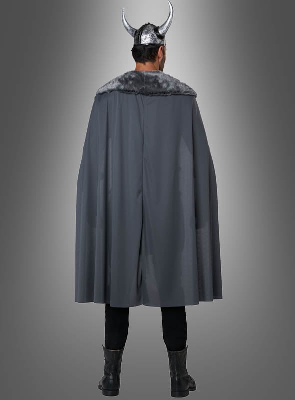 Eine Person, die das Wikinger-Ragnar-Kostüm trägt – bestehend aus einem gehörnten Helm, einem grauen Umhang mit Pelzkragen, einer schwarzen Hose und Stiefeln –, steht mit dem Rücken zur Kamera vor einem grauen Hintergrund mit Farbverlauf – ein markanter Look für die Wikinger-Verkleidung für Herren.
