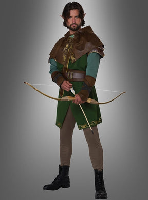 Eine Person im Robin-Hood-Waldläufer-Deluxe-Kostüm – bestehend aus einer grünen Tunika und einem braunen Umhang sowie spitzen Ohren – steht mit einem Bogen in der Hand vor einem schlichten grauen Hintergrund – eine ideale Wahl für jeden Liebhaber von Fantasy-Outfits.