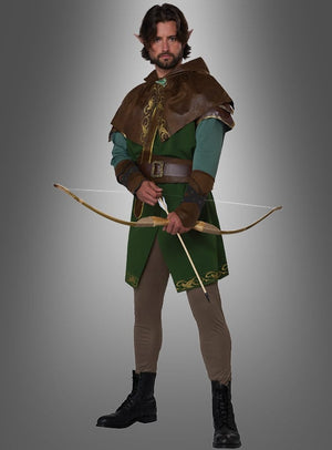 Eine Person im Robin-Hood-Waldläufer-Deluxe-Kostüm – bestehend aus einer grünen Tunika und einem braunen Umhang sowie spitzen Ohren – steht mit einem Bogen in der Hand vor einem schlichten grauen Hintergrund – eine ideale Wahl für jeden Liebhaber von Fantasy-Outfits.