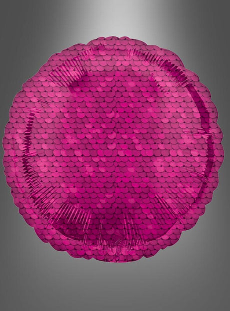 Verleihen Sie Ihrer „Unterwasserwelt“-Mottoparty oder Ihrer Meerjungfrauen-Party mit dem Folienballon „Meerjungfrau rund 43 cm“ einen Hauch von Zauber – ein runder, rosa Folienballon mit einer glänzenden, schuppenartigen Struktur auf einem einfarbigen grauen Hintergrund mit Farbverlauf.