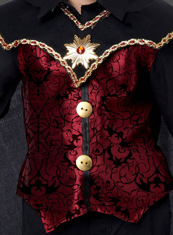 Ein Kind im „Edler Dracula-Kostüm für Kinder“ – ein schwarzes Hemd, kombiniert mit einer roten Samtbrokatweste mit Goldbesatz, zwei großen goldenen Knöpfen an der Vorderseite und einer verzierten goldenen Blumenbrosche – perfekt für Kinderkostüm-Feste oder als Teil eines Dracula-Kostüm-Ensembles für Kinder.