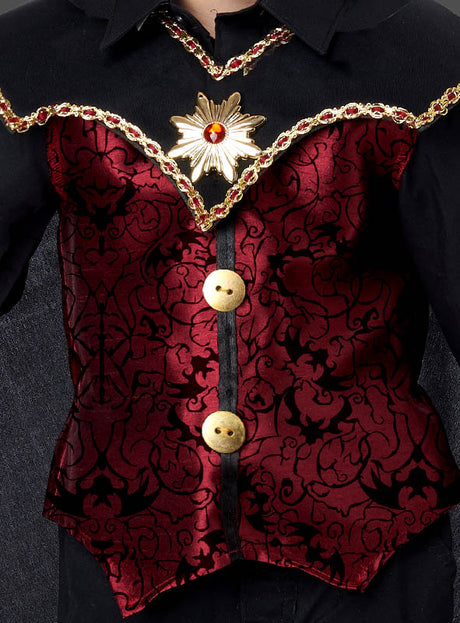Ein Kind im „Edler Dracula-Kostüm für Kinder“ – ein schwarzes Hemd, kombiniert mit einer roten Samtbrokatweste mit Goldbesatz, zwei großen goldenen Knöpfen an der Vorderseite und einer verzierten goldenen Blumenbrosche – perfekt für Kinderkostüm-Feste oder als Teil eines Dracula-Kostüm-Ensembles für Kinder.