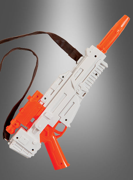 Ein „Space Blaster“-Spielzeug aus der „Star Wars“-Reihe mit einem weiß-orangefarbenen Kunststoffkörper, einer orangefarbenen Laufspitze und einem braunen Schultergurt wird vor einem grauen Hintergrund mit Farbverlauf präsentiert – ganz im Stil des legendären Blasters, den Finn in „Star Wars“ verwendet. Dieses offizielle Lizenzprodukt ist perfekt für Fans, die Wert auf authentische Details legen.