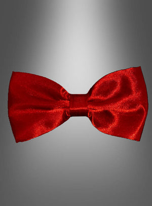 Eine Deluxe-Satin-Fliege (13 x 6 cm), eines der elegantesten Accessoires für jedes festliche Outfit, ist auf einem grauen Hintergrund mit Farbverlauf in der Mitte abgebildet.