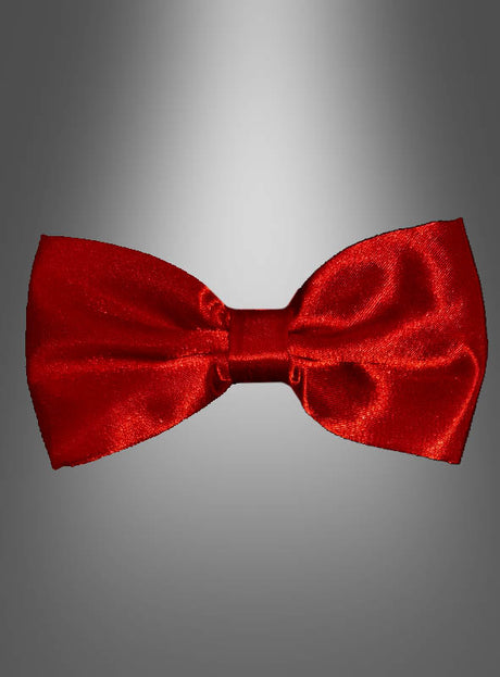 Eine Deluxe-Satin-Fliege (13 x 6 cm), eines der elegantesten Accessoires für jedes festliche Outfit, ist auf einem grauen Hintergrund mit Farbverlauf in der Mitte abgebildet.