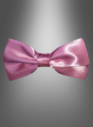 Im Mittelpunkt eines grauen Hintergrunds mit Farbverlauf steht eine Deluxe-Satin-Fliege (13 x 6 cm) in leuchtendem Rosa – eines der elegantesten Accessoires für jeden Anlass.