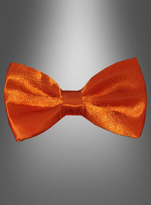 Eine glänzende orangefarbene „Deluxe Satin Fliege“ (13 x 6 cm) ist vor einem eleganten grauen Hintergrund mit Farbverlauf besonders gut zur Geltung gebracht.