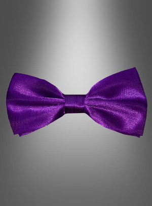 Eine glänzende, violette Deluxe-Satin-Fliege (13 x 6 cm) ist mittig auf einem grau verlaufenden Hintergrund platziert und bietet ein elegantes Accessoire für alle, die farbige Fliegen und einen raffinierten Stil schätzen.