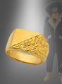 Im Vordergrund ist ein pompöser „Pimp Goldring“ für Herren mit strukturiertem, geometrischem Muster zu sehen; im Hintergrund steht ein Mann in einem schwarzen Outfit mit Leopardenmuster – ein ideales Accessoire für Herrenanzüge.