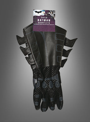 Ein Paar Kinderhandschuhe für das Batman-Kostüm „The Dark Knight“ in Schwarz, in Kindergröße mit seitlichen Flossen, inspiriert von „The Dark Knight“, verpackt und vor einem grauen Hintergrund mit Farbverlauf präsentiert.