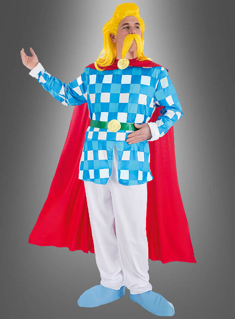 Eine Person im „Deluxe Troubadix“-Kostüm aus der Asterix-Reihe – bestehend aus einem blau-weiß karierten Outfit, einem roten Umhang, einer gelben Perücke, einem großen Schnurrbart, einer weißen Hose und blauen Schuhen – steht mit einem erhobenen Arm vor einem grauen Hintergrund. Perfekt für Fans, die ein authentisches Kostüm aus der Asterix-Kollektion suchen.