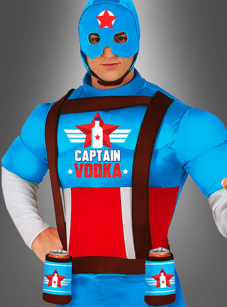 Eine Person im „Captain Vodka“-Spaßkostüm: ein blau-rotes Superhelden-Outfit, komplett mit beschrifteter Maske und einem Gurt, an dem zwei Dosen mit passenden Logos befestigt sind. Dieses einzigartige Herren-Spaßkostüm ist ideal für alle, die auf jeder Party als der legendäre Captain Vodka einen unvergesslichen Auftritt hinlegen möchten.