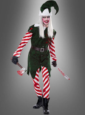 Eine Person in einem gruseligen Horror-Weihnachtself-Kostüm mit Perücke, bestehend aus einer grünen Mütze und rot-weiß gestreiften Hosen, die ein blutiges Messer und eine Axt in den Händen hält, während sie vor einem grauen Hintergrund steht – ein wahrhaft gruseliger Weihnachtswichtel-Look für alle, die den Feiertagen einen Hauch von Horror verleihen möchten.