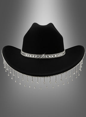 Cowboyhut mit funkelndem Strass für Damen, verziert mit einem Strassband und silbernen Perlenfransen rund um die Krempe – perfekt als Festivalhut im angesagten Cowboyhut-Look, präsentiert vor einem Hintergrund mit Farbverlauf.