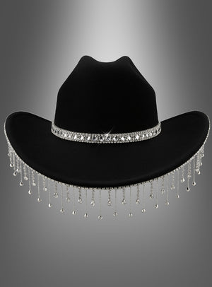 Cowboyhut mit funkelndem Strass für Damen, verziert mit einem Strassband und silbernen Perlenfransen rund um die Krempe – perfekt als Festivalhut im angesagten Cowboyhut-Look, präsentiert vor einem Hintergrund mit Farbverlauf.