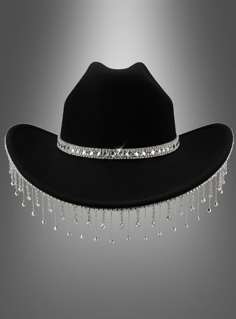 Cowboyhut mit funkelndem Strass für Damen, verziert mit einem Strassband und silbernen Perlenfransen rund um die Krempe – perfekt als Festivalhut im angesagten Cowboyhut-Look, präsentiert vor einem Hintergrund mit Farbverlauf.