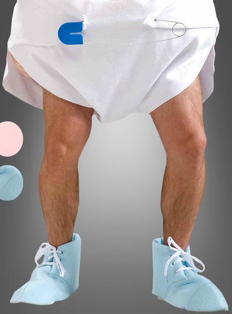 Eine Person, die eine übergroße Windel, blaue Baby-Schuhüberzieher, einen rosa Babyschnuller und eine Sicherheitsnadel trägt und vor einem einfarbigen Hintergrund mit Farbverlauf steht.