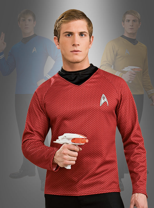 Eine Person, die das rote STAR TREK XI-Filmkostüm von Scotty trägt und einen Spielzeug-Phaser in der Hand hält, steht vor verblassten Bildern von sich selbst im Hintergrund, auf denen sie blaue und gelbe, offiziell lizenzierte Star-Trek-Kostüme trägt.