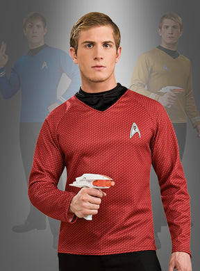 Eine Person, die das rote STAR TREK XI-Filmkostüm von Scotty trägt und einen Spielzeug-Phaser in der Hand hält, steht vor verblassten Bildern von sich selbst im Hintergrund, auf denen sie blaue und gelbe, offiziell lizenzierte Star-Trek-Kostüme trägt.