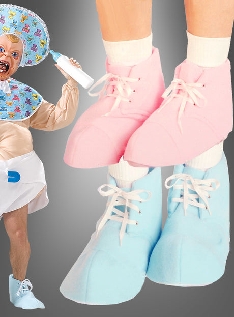 Eine Person in einem Babykostüm mit Mütze, Lätzchen und Windel, die eine Flasche und einen rosa Schnuller in der Hand hält. Die Nahaufnahme zeigt ihre Füße in übergroßen blauen und rosa „Baby Schuhüberzieher“-Hausschuhen. Vor einem grauen Hintergrund mit Farbverlauf ist dieses Outfit perfekt für Erwachsene, die nach verspielten Kostümideen suchen.