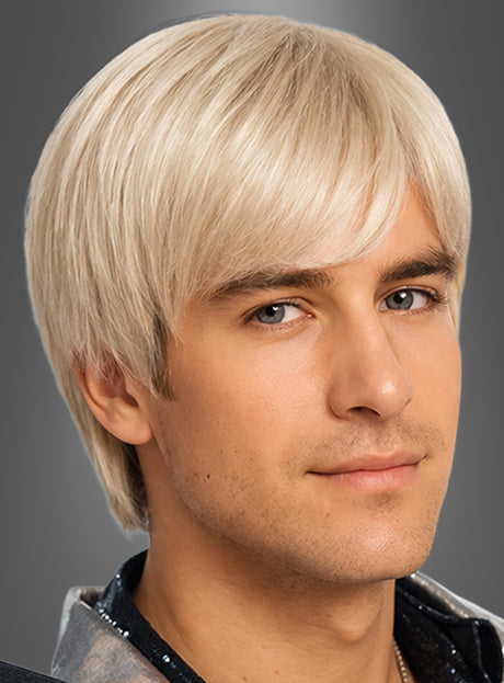 Ein junger Mann mit kurzen, glatten, platinblonden Haaren, die im „Boygroup-Perücke-Mädchenschwarm“-Stil frisiert sind, und leichtem Bartschatten trägt ein dunkles Hemd mit Kragen. Er blickt leicht nach links vor einem schlichten grauen Hintergrund und verkörpert den mühelosen Charme und die Anziehungskraft, die ideal für jede 80er-Jahre-Mottoparty sind.