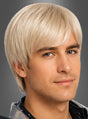 Ein junger Mann mit kurzen, glatten, platinblonden Haaren, die im „Boygroup-Perücke-Mädchenschwarm“-Stil frisiert sind, und leichtem Bartschatten trägt ein dunkles Hemd mit Kragen. Er blickt leicht nach links vor einem schlichten grauen Hintergrund und verkörpert den mühelosen Charme und die Anziehungskraft, die ideal für jede 80er-Jahre-Mottoparty sind.