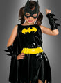 Ein junges Mädchen trägt das „Batgirl Deluxe“-Kinderkostüm, bestehend aus einem schwarzen Anzug mit gelbem Gürtel und Logo, einer passenden Maske und schwarzen Handschuhen, und steht selbstbewusst als Superheldin vor einem schlichten grauen Hintergrund.