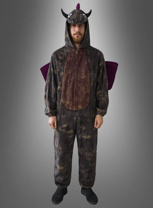 Eine Person steht mit dem Blick nach vorne und trägt einen strukturierten, schwarzen „Schwarzer Drachen“-Overall für Erwachsene mit Kapuze, Flügeln, Hörnern und einem helleren Bauchbereich vor einem grauen Hintergrund.