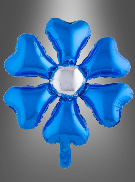 Ein blauer Folienballon „Blume“ (55 x 70 cm, verschiedene Farben) in Form einer sechsblättrigen Blume mit herzförmigen Blütenblättern, die eine weiße Mitte umgeben, vor einem grauen Hintergrund mit Farbverlauf – ideal als fröhlicher Akzent für Ihre Hippie-Party-Dekoration oder Gartenparty-Dekoration.