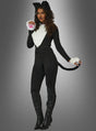 Eine Person, die das „Katze-Kostüm-Set für Damen“ trägt – bestehend aus einem schwarzen Catsuit mit Katzenohren, weißem Brustfell, Pfotenhandschuhen, einem Schwanz und schwarzen Stiefeln –, posiert vor einem grauen Hintergrund mit Farbverlauf.