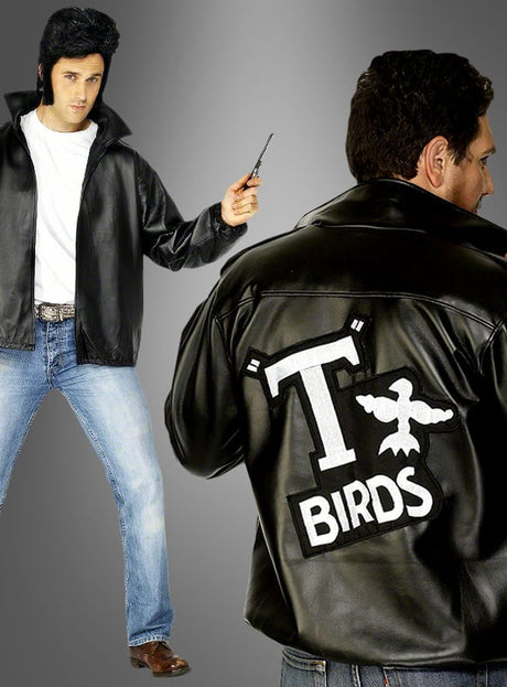 Zwei Männer tragen schwarze Lederjacken und blaue Jeans; der Mann vorne blickt nach vorne und hält einen Kamm in der Hand, während der Mann hinter ihm das T-Birds-Logo auf dem Rücken seiner Jacke zur Schau stellt – damit wird der ikonische „Grease“-Kostüm-Look mit der offiziell lizenzierten T-Bird-Jacke im Stil der 60er Jahre perfekt eingefangen.