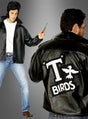 Zwei Männer tragen schwarze Lederjacken und blaue Jeans; der Mann vorne blickt nach vorne und hält einen Kamm in der Hand, während der Mann hinter ihm das T-Birds-Logo auf dem Rücken seiner Jacke zur Schau stellt – damit wird der ikonische „Grease“-Kostüm-Look mit der offiziell lizenzierten T-Bird-Jacke im Stil der 60er Jahre perfekt eingefangen.