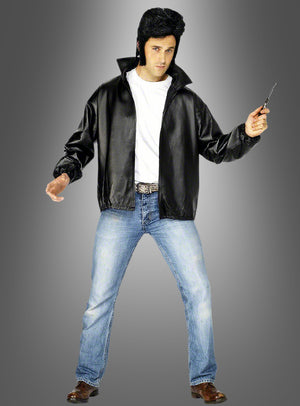 Eine Person, die eine schwarze T-Bird-Jacke im Grease-Stil der 60er Jahre trägt, dazu ein weißes T-Shirt, blaue Jeans und braune Schuhe, hält ein Springmesser in der Hand, während sie vor einem grauen Hintergrund mit Farbverlauf steht.