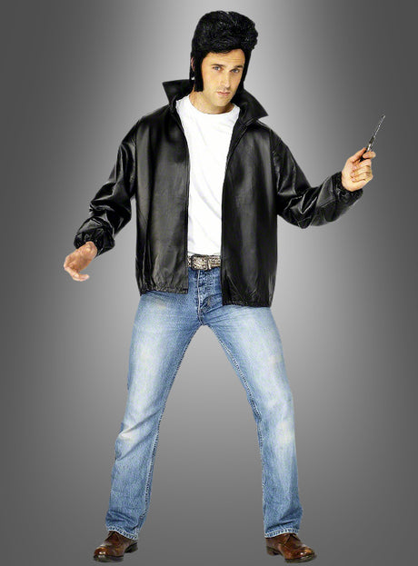 Eine Person, die eine schwarze T-Bird-Jacke im Grease-Stil der 60er Jahre trägt, dazu ein weißes T-Shirt, blaue Jeans und braune Schuhe, hält ein Springmesser in der Hand, während sie vor einem grauen Hintergrund mit Farbverlauf steht.