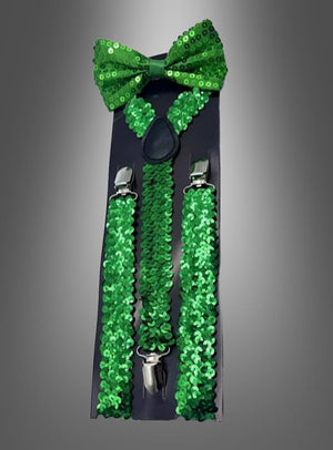 Das Set „Pailletten-Hosenträger mit Fliege“, bestehend aus einer grünen Pailletten-Fliege und passenden Hosenträgern mit silbernen Clips – ideal als verspieltes Karnevalskostüm-Accessoire –, wird auf einer schwarzen Karte vor einem grauen Farbverlaufshintergrund präsentiert.
