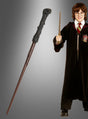 Eine Person in einer schwarzen Robe und einer rot gestreiften Krawatte hält einen „Deluxe Zauberstab Harry Potter“ in der Hand, während links auf einem grauen Hintergrund mit Farbverlauf ein weiterer Zauberstab vergrößert abgebildet ist.
