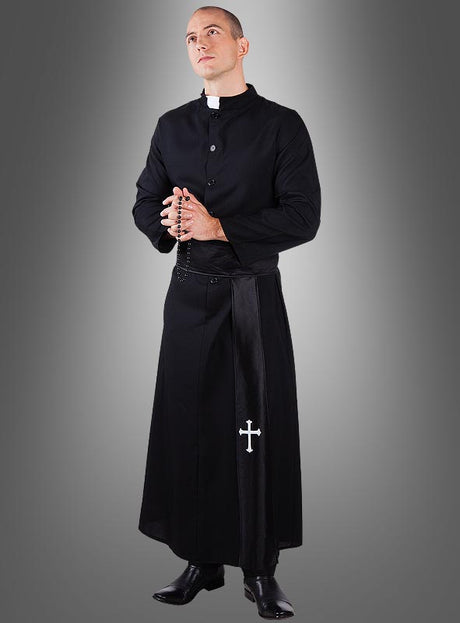 Ein Mann, der das Priesterkostüm für Erwachsene trägt – eine schwarze Soutane mit weißem Kragen –, hält einen Rosenkranz in der Hand und blickt nach oben, während er vor einem schlichten grauen Hintergrund steht. Damit eignet sich das Kostüm ideal für Karneval- oder Fasching-Feiern.
