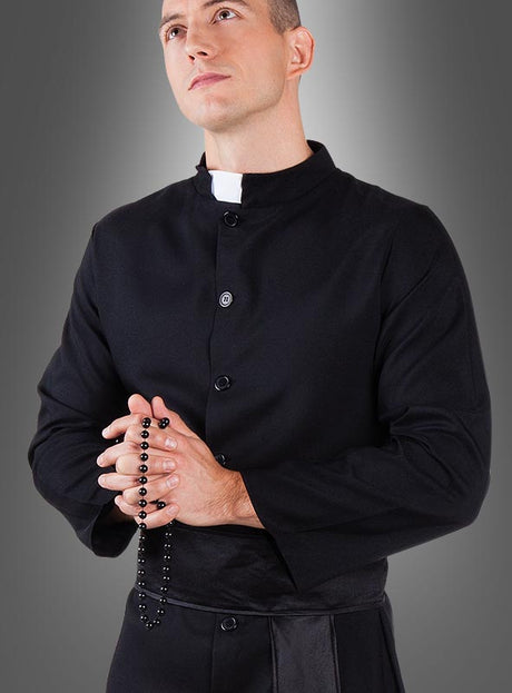 Ein Mann im Priesterkostüm für Erwachsene – einer schwarzen Priesterrobe und einem Rosenkranz – steht vor einem grauen Hintergrund mit Farbverlauf, was es zu einer idealen Wahl für Karneval- oder Fasching-Feiern macht.