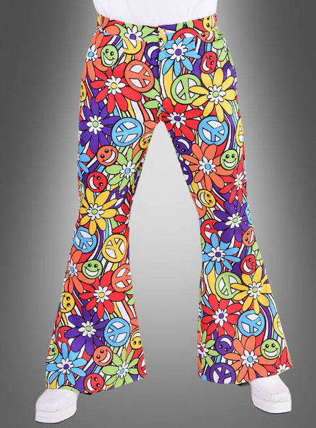 Jemand, der die „Hippie Hose Smile Herren“ trägt – eine Schlaghose mit einem farbenfrohen, von den 1960er Jahren inspirierten Design mit Peace-Zeichen, Blumen und fröhlichen Gesichtern. Diese Schlaghosen eignen sich perfekt für jedes Hippie-Kostüm oder jede Mottoparty und fangen den authentischen Geist dieser Ära ein.