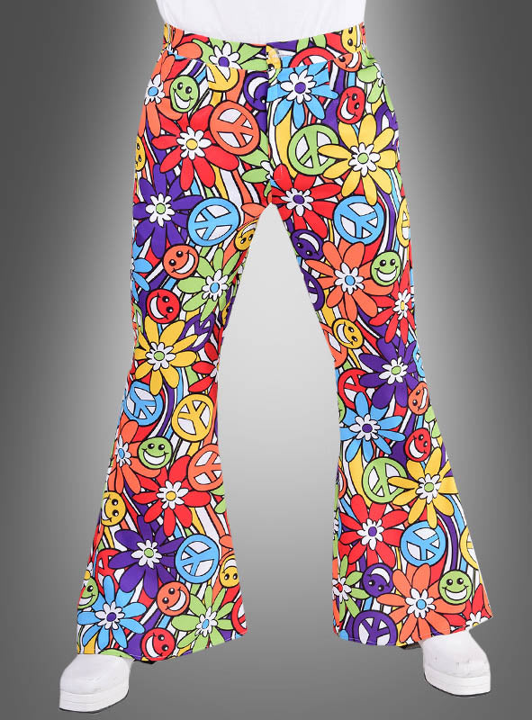 Jemand, der die „Hippie Hose Smile Herren“ trägt – eine Schlaghose mit einem farbenfrohen, von den 1960er Jahren inspirierten Design mit Peace-Zeichen, Blumen und fröhlichen Gesichtern. Diese Schlaghosen eignen sich perfekt für jedes Hippie-Kostüm oder jede Mottoparty und fangen den authentischen Geist dieser Ära ein.