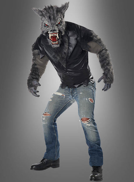 Eine Person in einem Werwolf-Kostüm, bestehend aus einer Maske aus Kunstfell, einer schwarzen Jacke, zerrissenen Jeans und schwarzen Schuhen – dieses Werwolf-Kostüm für Erwachsene ist perfekt für jede Horrorfilm-Kostümparty. Die Person steht selbstbewusst vor einem schlichten grauen Hintergrund und präsentiert ihre beeindruckende und detailreiche Werwolf-Verkleidung.