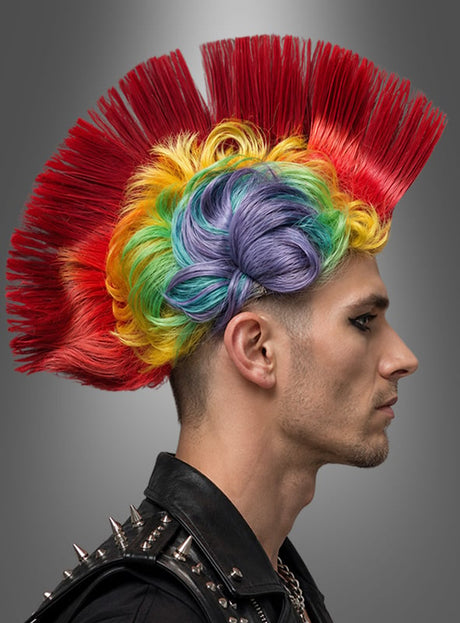 Profil einer Person mit einer regenbogenfarbenen „Bunte Punk“-Irokesenperücke, die eine schwarze Lederjacke mit Nieten trägt, vor einem grauen Hintergrund mit Farbverlauf – ein auffälliger Punk-Look, perfekt für den Karneval.
